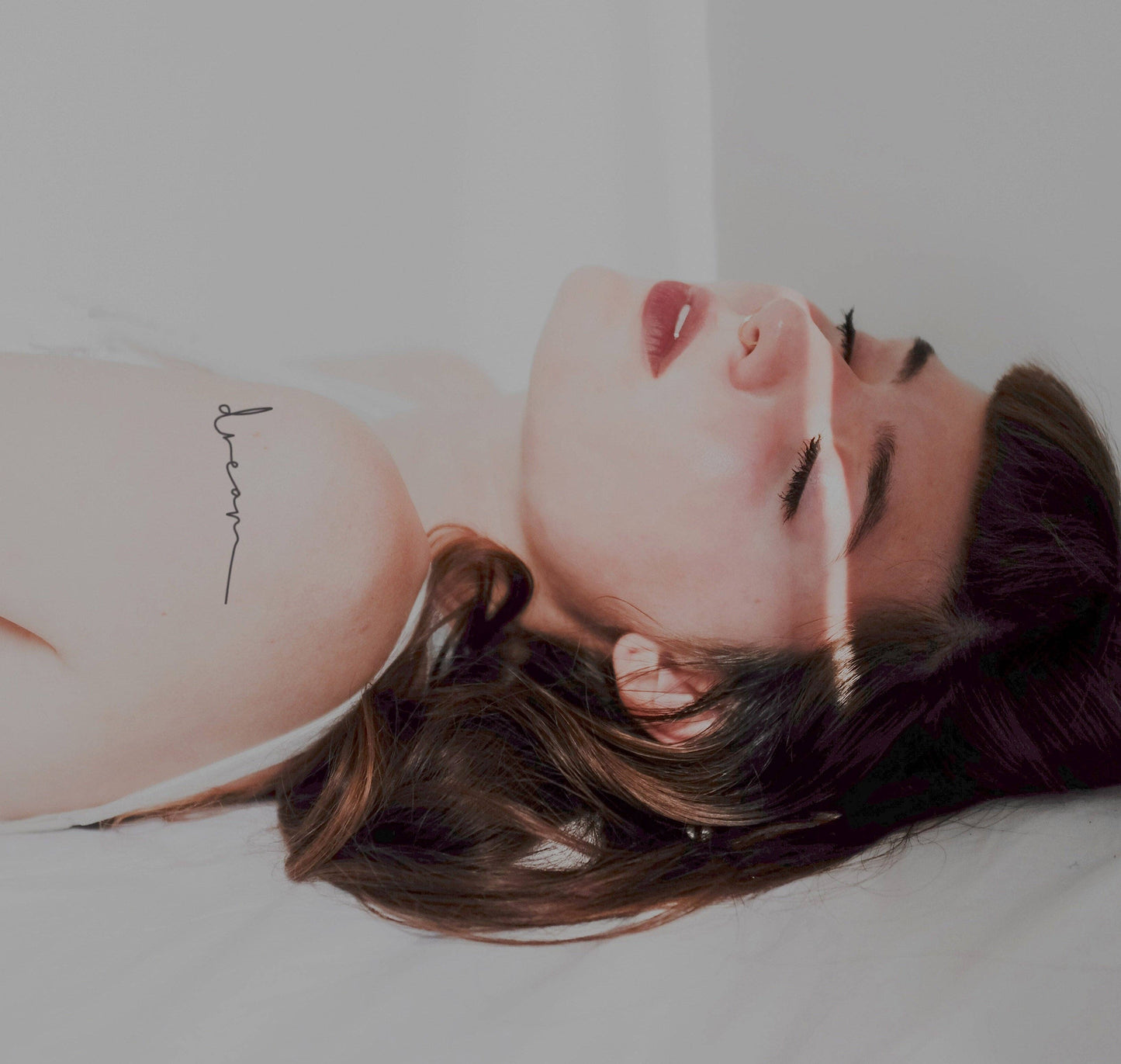 Temporary tattoo of the word dream which means dream (set of 3)